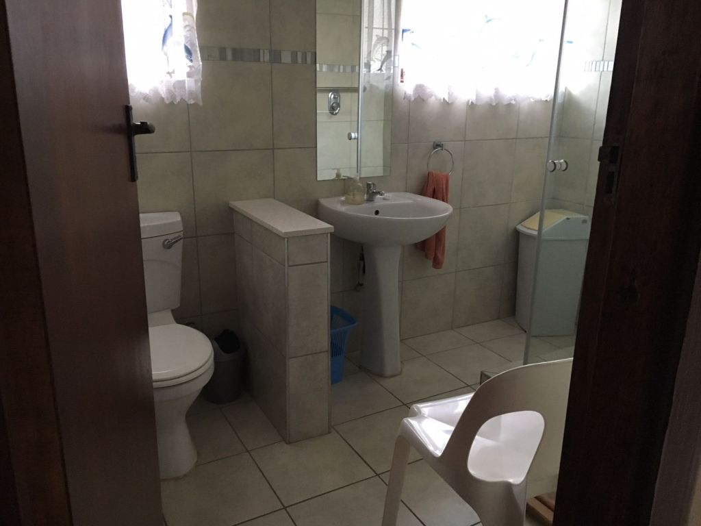 Mardiek Holiday Home Main Bathroom in Hallway next to other bedrooms