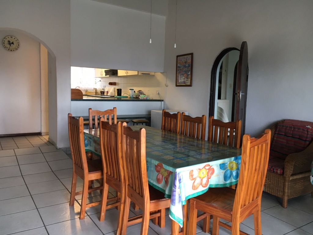 Mardiek holiday home dining room showing adjoining kitchen