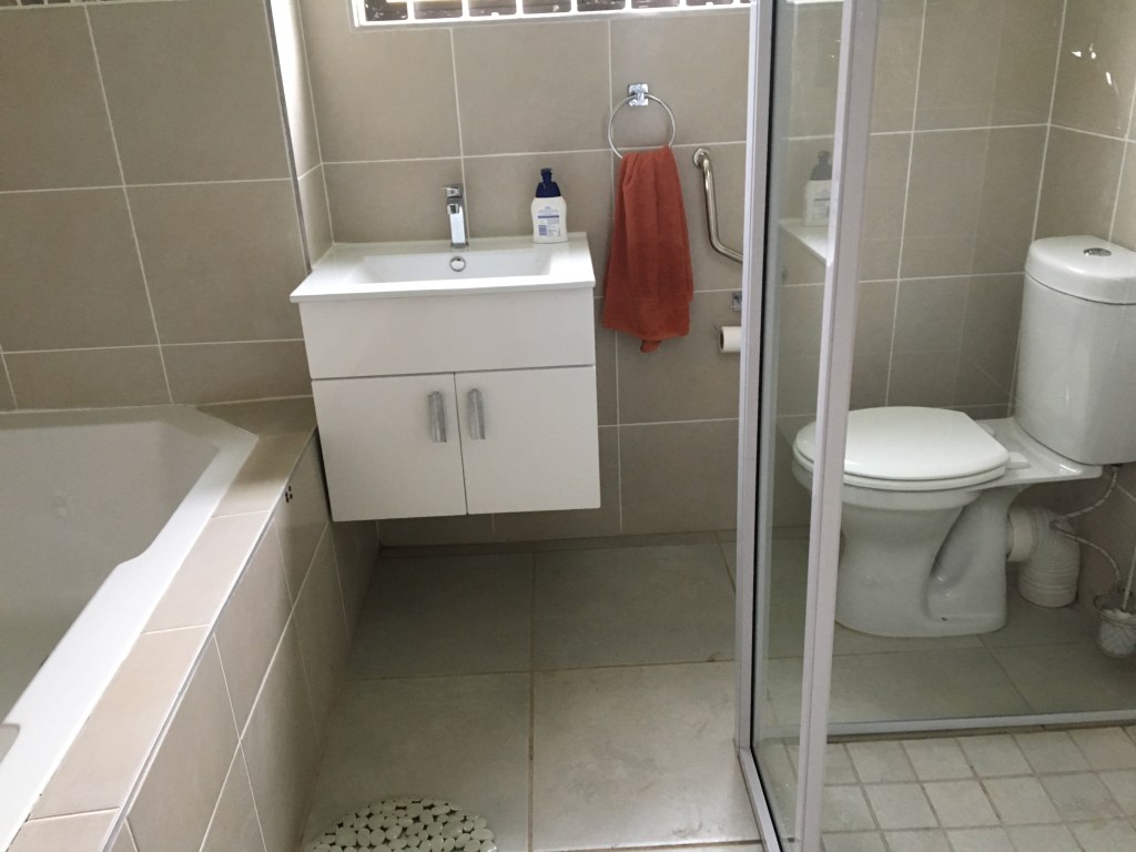 Mardiek Beach House main bedroom en suite bathroom