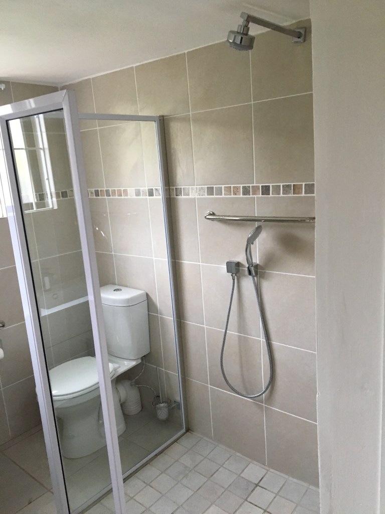 Mardiek Beach House main bedroom en suite bathroom showing shower 