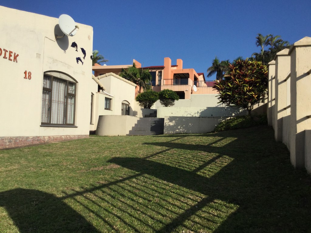 Mardiek beach house front garden 